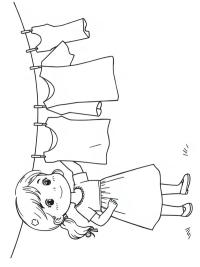 Flicka hänger tvätt